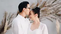 Yuanita Christiani dan suami sengaja mengumumkan kehamilan mereka dengan nuansa serba putih (Dok.Instagram/@yuanitachrist/https://www.instagram.com/p/B4BmisYgBn0/Komarudin)