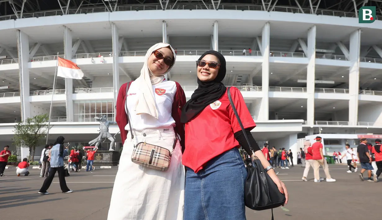 Suporter wanita berpose saat Timnas Indonesia menghadapi Irak pada laga Grup F putaran kedua Kualifikasi Piala Dunia 2026 zona Asia di Stadion Utama Gelora Bung Karno (SUGBK), Senayan, Jakarta, Kamis (6/6/2024). (Bola.com/M Iqbal Ichsan)