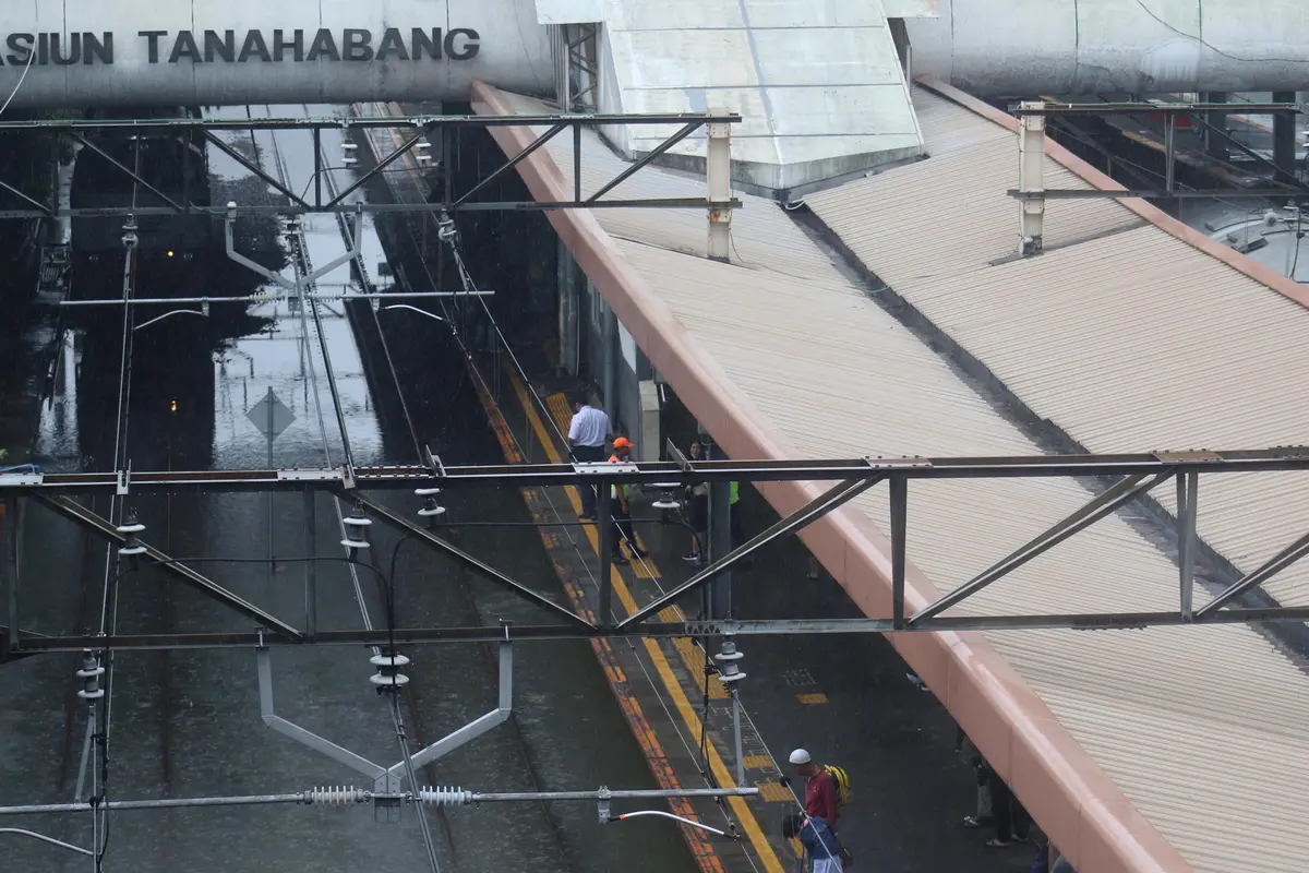 Rel Tergenang, Stasiun Tanah Abang Lumpuh