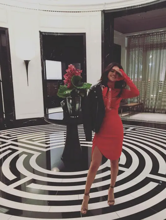 Jarak dan waktu yang membuatnya terpisah sepertinya tidak menjadi masalah antara TheWeeknd dan Selena Gomez. Pasalnya  menurut seorang  sumber pasangan ini tetap bermesraan lewat sambungan telepon. (Instagram/selenagomez)