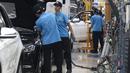 Pekerja menyelesaikan perakitan mobil Mercedes Benz di Pabrik Mercedes Benz, Wanaherang, Bogor (11/12). Mercededes-Benz C-Class generasi terbaru kini resmi masuk jalur produksi pabrik Mercedes-Benz di Wanaherang, Bogor. (Liputan6.com/Herman Zakharia)