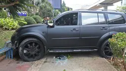 Sebuah mobil Pajero menabrak pembatas jalan di Jalan Rasuna Said, Jakarta, Kamis (29/9/2019). Mobil berwarna hitam menabrak hingga naik ke atas trotoar yang ada di sisi kiri jalan HR Rasuna Said dari arah Menteng. (Liputan6.com/Herman Zakharia)