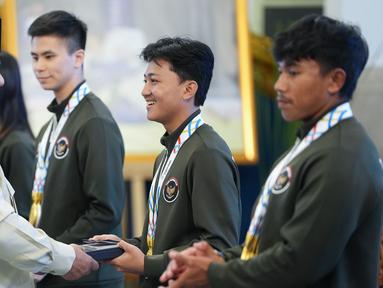 Atlet skateboard, Basral Graito Hutomo, tampak semringah saat menerima bonus dari Presiden Prabowo Subianto di Istana Negara, Kamis (8/1/2026). (Foto: Muchlis Jr - BPMI Sekretariat Presiden)