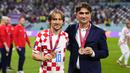 Luka Modric (kiri) dan Zlatko Dalic merupakan dua sosok penting di Timnas Krosia setelah berhasil meraih peringkat ketiga Piala Dunia 2022. Pada edisi 2018 keduanya juga meraih hasil yang baik sebagai runner-up. (AP Photo/Hassan Ammar)