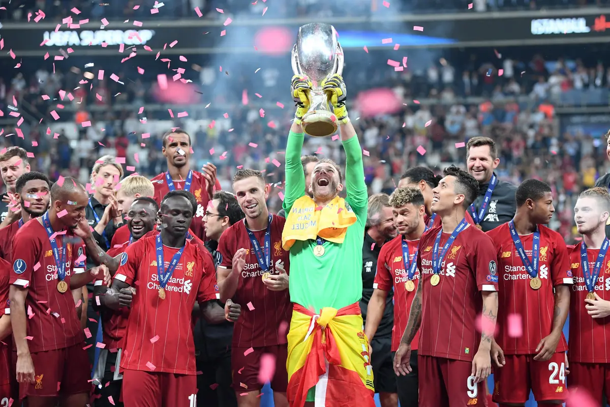 Liverpool ketika mengangkat trofi UEFA Super Cup 2019 usai kalahkan Chelsea lewat adu penalti 5-4