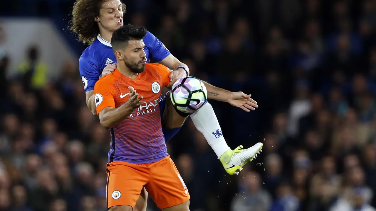 Bek Chelsea David Luiz (kiri) menjaga striker Manchester City Sergio Aguero pada pertandingan di Stamford Bridge, Kamis (6/4/2017) dinihari WIB. 
