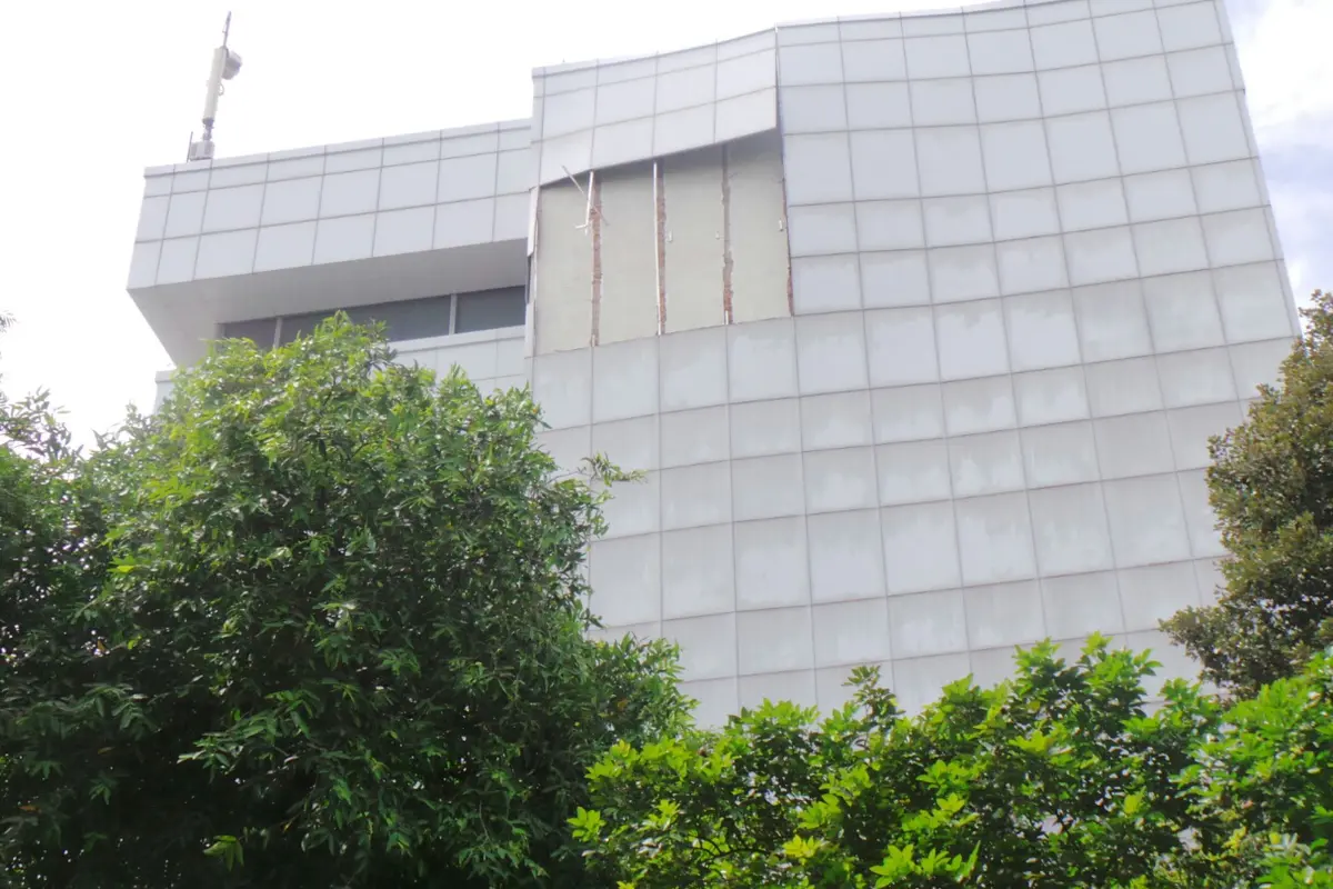 Dinding Gedung (Sekjen) DPR RI Lepas Diterpa Angin