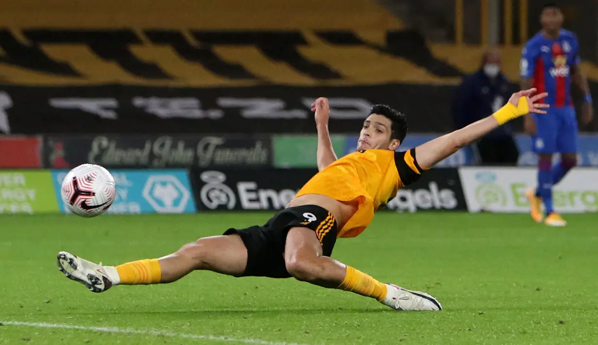 Raul Jimenez membutuhkan waktu yang lama untuk pulih setelah cedera retak tulang tengkorak akibat benturan keras dengan David Luiz musim lalu. Pada laga perdana Wolverhampton musim ini, ia mampu tampil gemilang walaupun dikalahkan oleh Leicester City. (Foto: AFP/Pool/Geoff Caddick)
