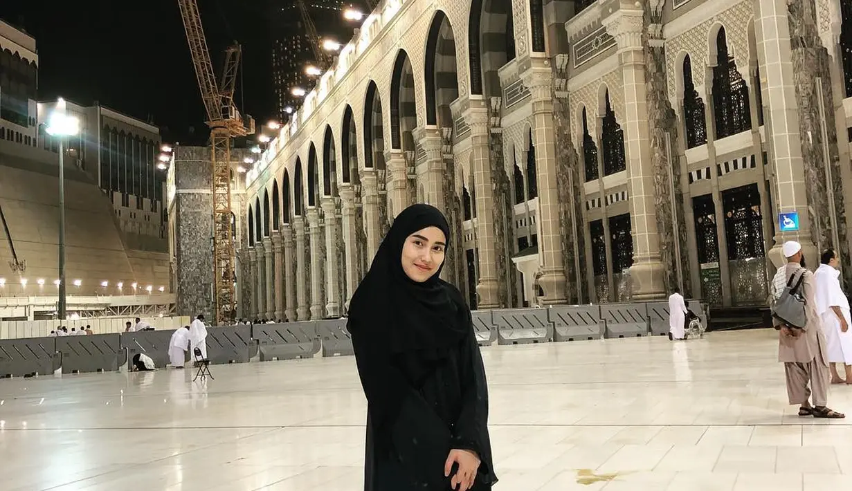Tampil dalam balutan gamis dan hijab hitam, Ayu Ting Ting tetap terlihat mempesona setelah beribadah di Tanah Suci. (Liputan6.com/Instagram/@ayutingting92)