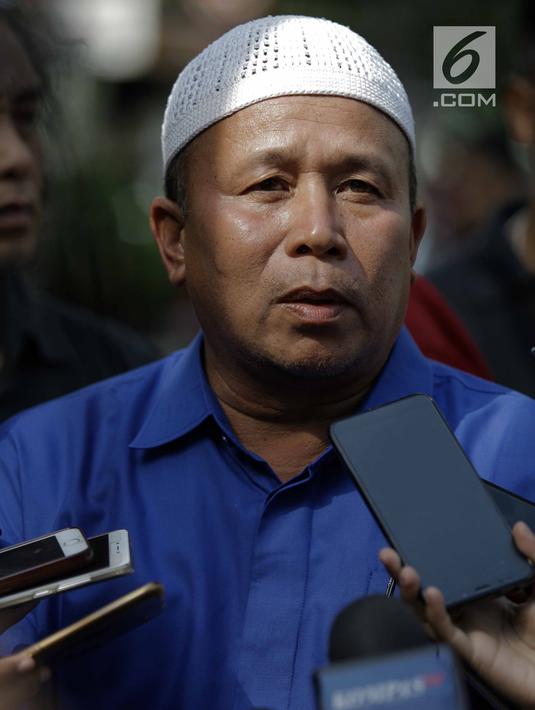 Perwakilan keluarga Nyak Sandang, Maturidi memberikan keterangan di RSPAD Gatot Subroto, Jakarta Pusat, Sabtu (31/3). Maturidi berterima kasih kepada Presiden Jokowi yang telah memberikan fasilitas kepada Nyak Sandang. (Liputan6.com/Faizal Fanani)