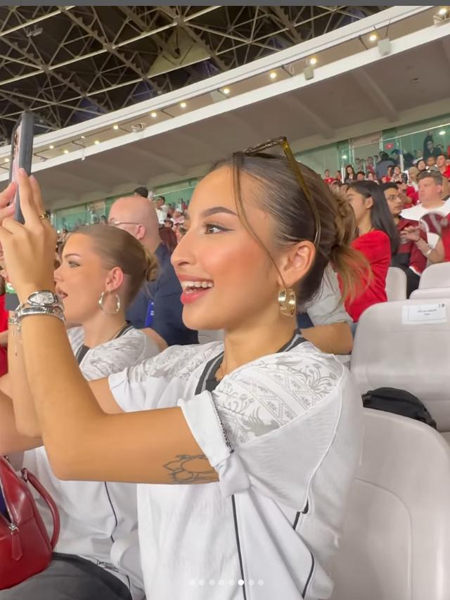 6 Potret Jennifer Coppen Nonton Indonesia Vs Bahrain di GBK, Fotonya Dikomentari Justin Hubner