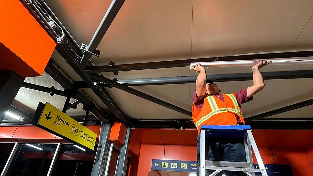 FOTO: KAI Tingkatkan Fasilitas Stasiun LRT Jabodebek Demi Kenyamanan Pengguna