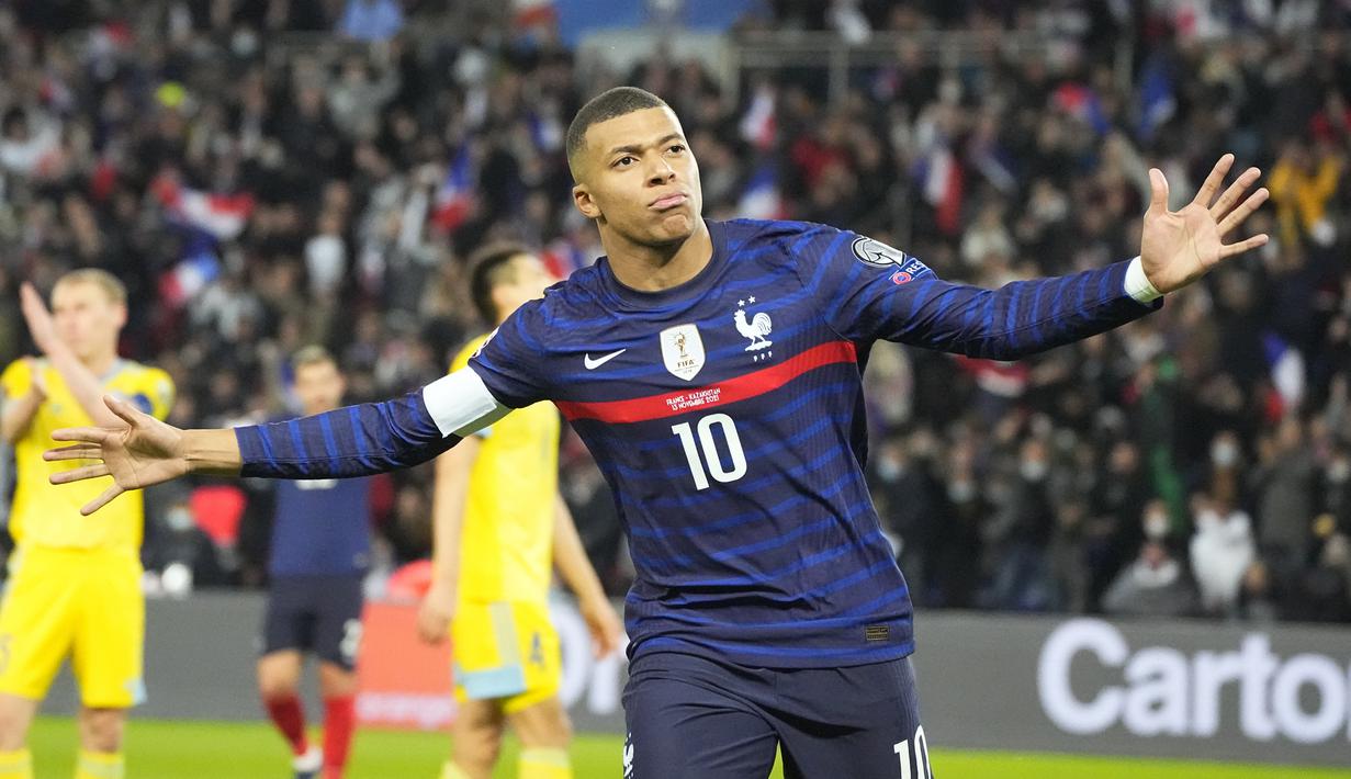 Penyerang Prancis, Kylian Mbappe saat mencetak gol ke gawang Kazakhstan pada pertandingan kualifikasi grup D Piala Dunia 2022 di stadion Parc des Princes di Paris, Prancis, Minggu (14/11/2021). Mbappe mencetak empat gol dan mengantar Prancis menang telak atas Kazakhstan 8-0. (AP Photo/Michel Euler)