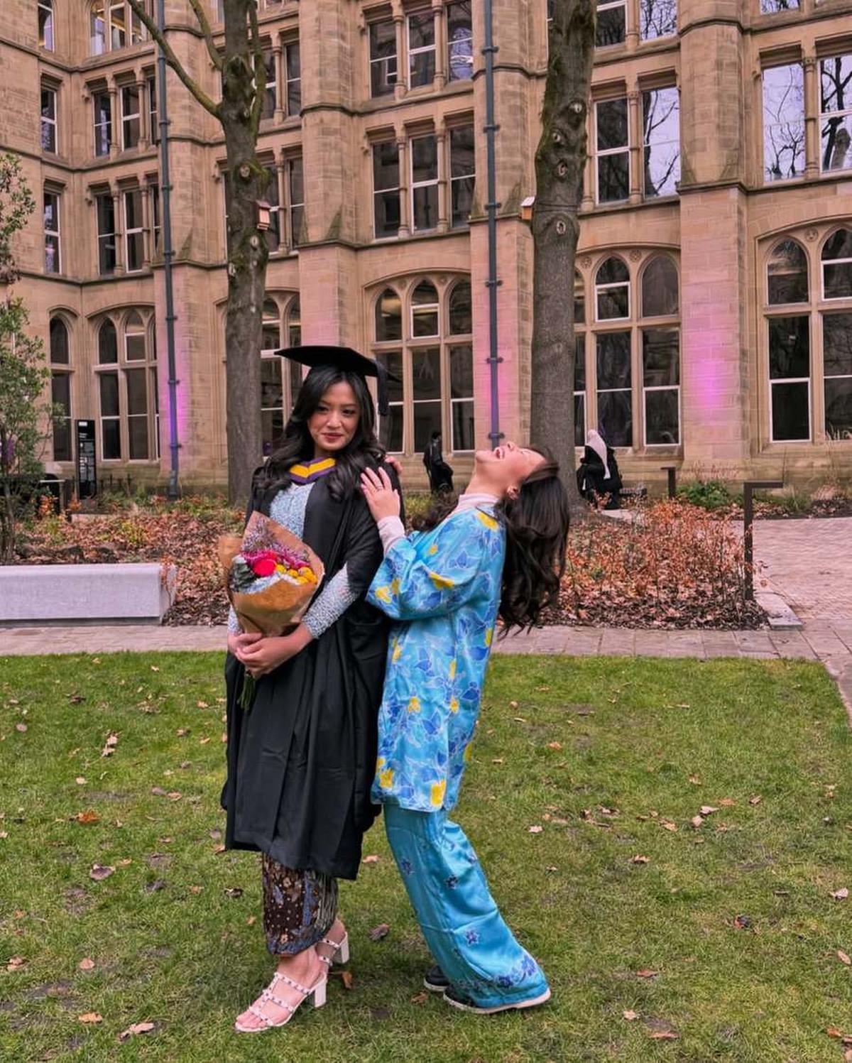 7 Potret Amel Carla Hadiri Wisuda S2 Hukum Kakaknya di Luar Negeri, Dipuji Sekeluarga Cerdas Semua