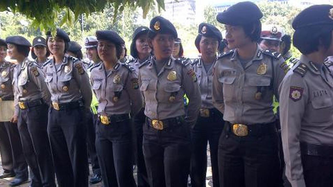 100 Polwan cantik jadi negosiator di istana 