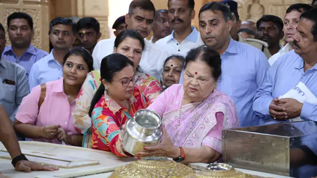 Kokilaben Ambani, ibu dari Mukesh Ambani (berbaju pink). (X/@DeshGujarat)