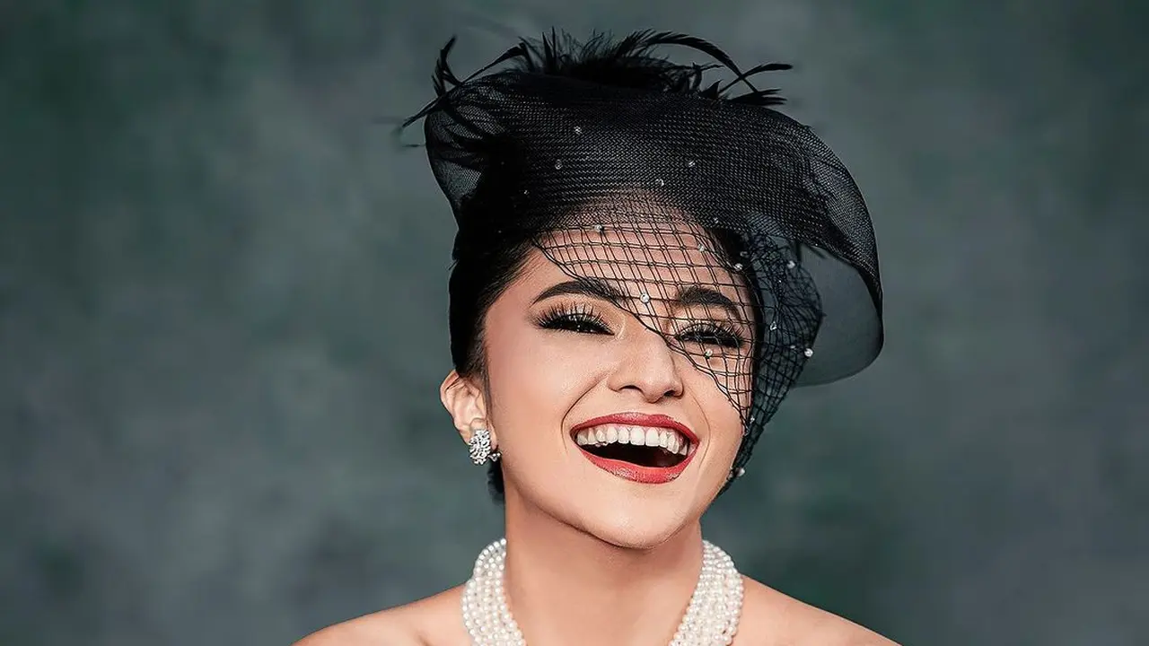 Potret Marshanda Tampil Glamor Bergaya Old Hollywood di Pemotretan Terbaru