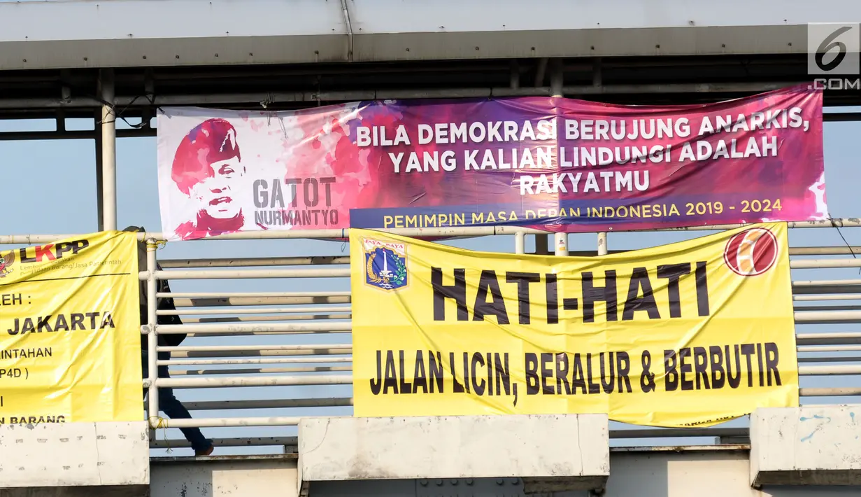 Spanduk dukungan untuk Gatot Nurmantyo terpampang di JPO Pasar Baru Jalan Dr Sutomo, Jakarta, Minggu (1/4). Terdapat tulisan "Pemimpin masa depan Indonesia 2019-2024," pada spanduk yang tidak diketahui siapa pemasangnya. (Liputan6.com/Helmi Fithriansyah)