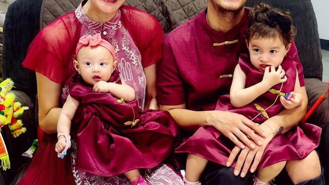 Dimas Anggara memilih Nadine Chandrawinta menjadi istrinya yang lebih tua 4 tahun.