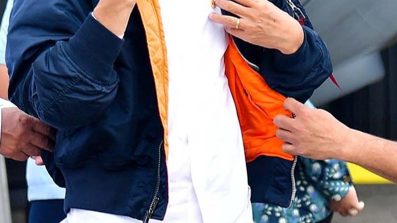 VIDEO: Momen Kasau Pakaikan Jokowi Jaket, Kasad Jenderal TNI Maruli Hormat ke Prabowo