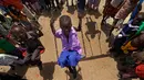 Ekspresi seorang anak pengungsi Sudan Selatan saat bermain di halaman sekolah pembibitan Ombechi di Bidi Bidi, Uganda, (5/6). Bidi Bidi adalah sebuah kompleks yang sekarang menjadi tempat pemukiman pengungsi terbesar di dunia. (AP Photo/Ben Curtis)