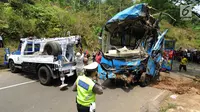 Bangkai bus maut Jakarta Wisata Transport berhasil diangkat dari jurang menggunakan derek di jalur alternatif Cikidang, Sukabumi, Jawa Barat, Minggu (9/9). Akibat kecelakaan bus masuk jurang tersebut, 21 orang dinyatakan tewas. (Merdeka.com/Arie Basuki)