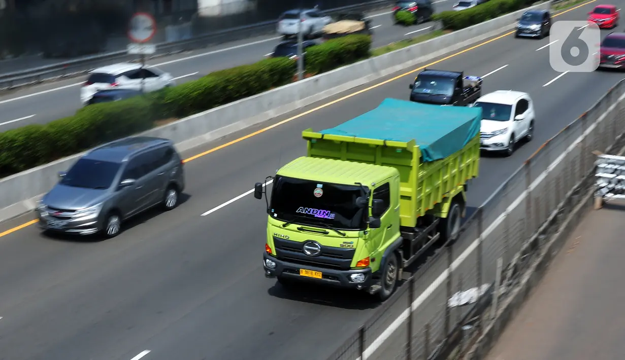 Sejumlah truk melintas di jalan tol di kawasan Jakarta, Senin (19/12/2022). Pemerintah akan membatasi pergerakan angkutan barang bagi truk-truk besar baik yang melewati jalan tol atau jalan arteri pada masa libur Natal 2022 dan Tahun Baru 2023 (Nataru). (Liputan6.com/Angga Yuniar)
