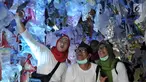 Warga berswafoto saat mengunjungi instalasi sampah plastik di dalam 'perut' paus sperma yang mati di Wakatobi ketika Gerakan Indonesia Bersih di Bundaran HI, Jakarta, Minggu (28/4/2019).  Kegiatan itu bertujuan mengedukasi masyarakat akan bahaya sampah plastik di laut. (merdeka.com/Iqbal S. Nugroho)