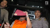 Kadis Pertanian Jawa Timur Bambang Heryanto dengan rompi tahanan meninggalkan Gedung KPK, Selasa (6/6). Bambang resmi ditahan terkait dugaan suap fungsi pengawasan penggunaan anggaran dan revisi Perda di provinsi Jawa Timur. (Liputan6.com/Helmi Afandi)