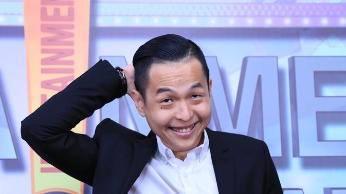 Botak karena Cek Toko Sebelah, Ernest Prakasa Diprotes 