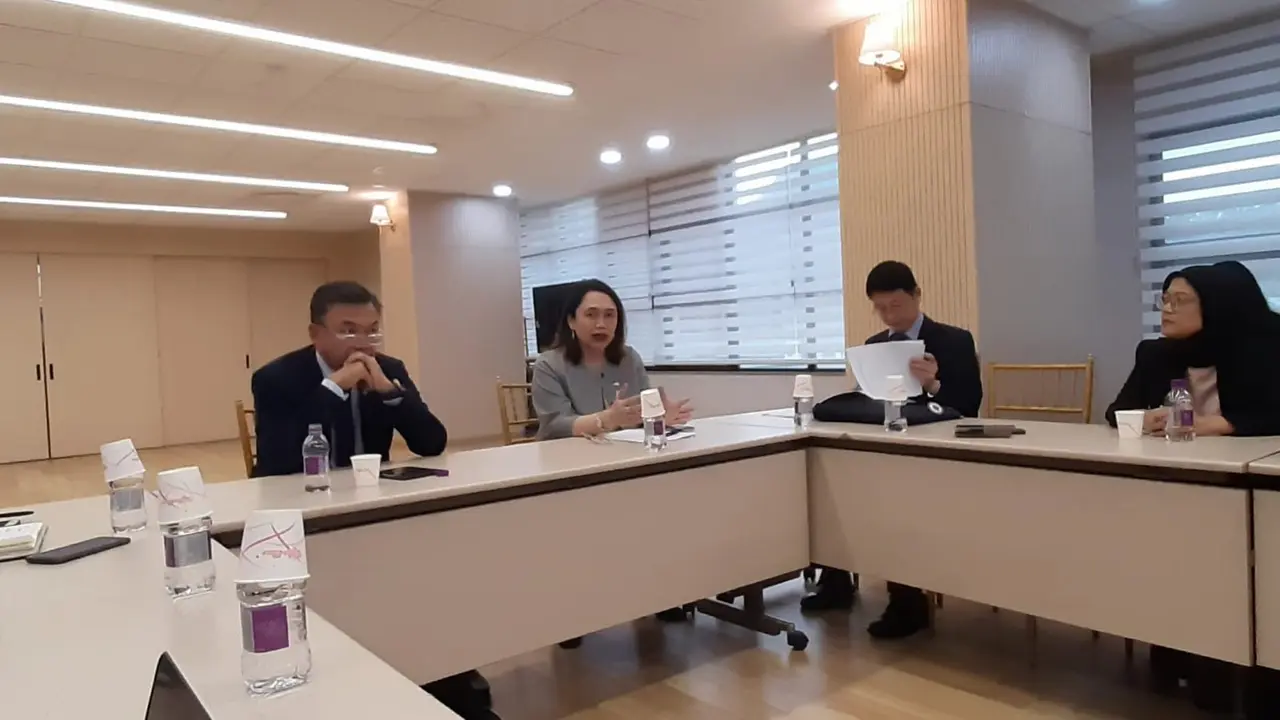 Wakil Duta Besar Indonesia untuk Korea Selatan Zelda Wulan Kartika memaparkan bahwa memasuki usia ke-50 tahun hubungan diplomatik RI-Korea Selatan (Liputan6.com/Teddy Tri Setio Berty).