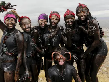 Sejumlah peserta berlumurkan minyak dan cat hitam berpose saat Festival Cascamorras di Baza, Spanyol, 6 September 2015. Festival ini diadakan setiap 6 September tiap tahunnya dan telah dilakukan selama 500 tahun terakhir. (REUTERS/Marcelo del Pozo)