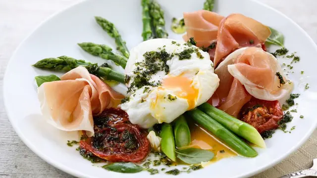 Ilustrasi telur orak-arik dengan salmon, asparagus, dan keju/Freepik.com/marynavoronova