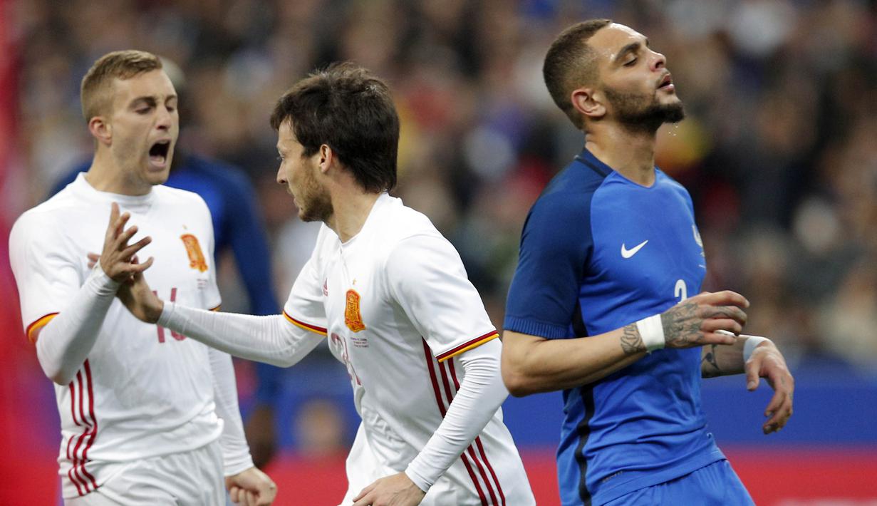 Bek Prancis, Layvin Kurzawa, tampak kecewa saat timnya takluk dari Spanyol saat pertandingan persahabatan di Stade de France, Prancis, (28/3/2017). Spanyol permalukan Prancis dengan skor 2-0. (AP/Christophe Ena)