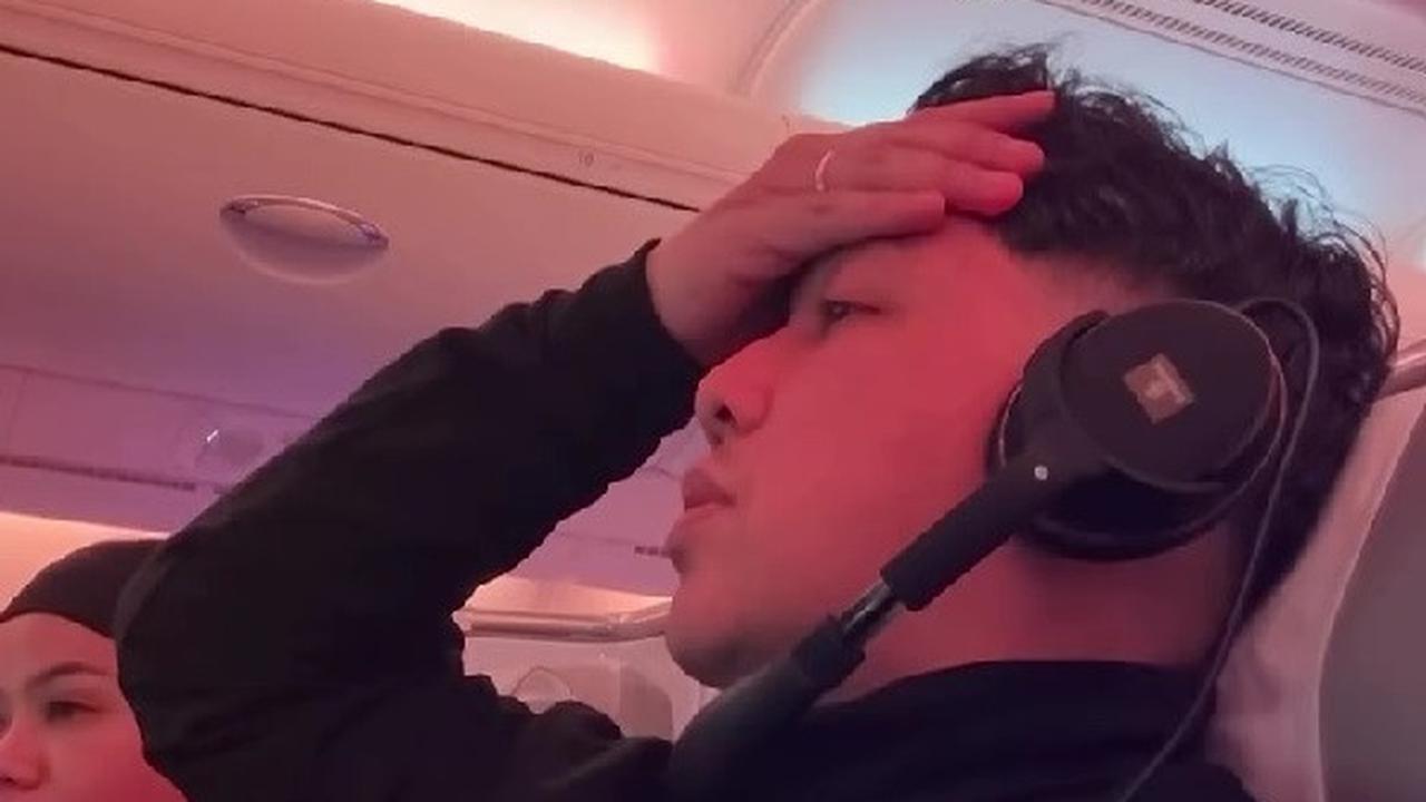 Momen Donne Maula Tetap Nonton MU Meski di Dalam Pesawat, Tak Bisa Teriak Sesuka Hati