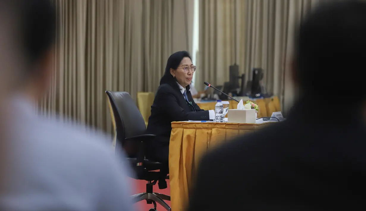 Panitera Mahkamah Agung Sudharmawatiningsih menjawab pertanyaan dalam wawancara terbuka calon hakim agung serta calon hakim ad hoc HAM dan Tipikor di Gedung Komisi Yudisial, Jakarta, Selasa (4/8/2026). (KLY/ Arie Basuki)