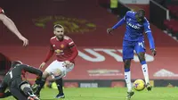 Abdoulaye Doucoure dari Everton mencetak gol pertama timnya pada laga Liga Inggris lawan Manchester United dan Everton di stadion Old Trafford di Manchester, Inggris, Sabtu 6 Februari 2021. (Michael Regan / Pool via AP)