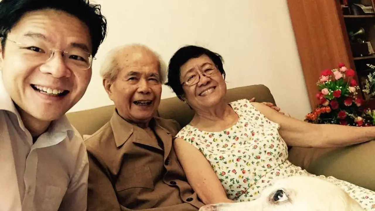 Menteri Keuangan Lawrence Wong bersama orang tuanya, dalam sebuah foto yang diposting di halaman Facebook-nya pada tahun 2015. (Lawrence Wong/Facebook)