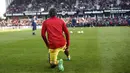 Neymar melakukan pemanasan sebelum beraksi pada laga Ligue 1 Prancis melawan Guingamp di the Roudourou stadium, Guingamp, (13/8/2017). PSG menang 3-0. (AP/Kamil Zihnioglu)