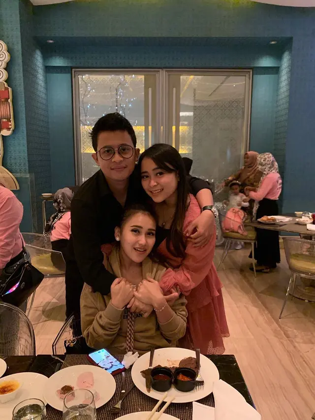 Sudah Diterima Jadi Bagian Keluarga, Ini 6 Potret Kedekatan Pacar Syifa dan Keluarga Ayu Ting Ting
