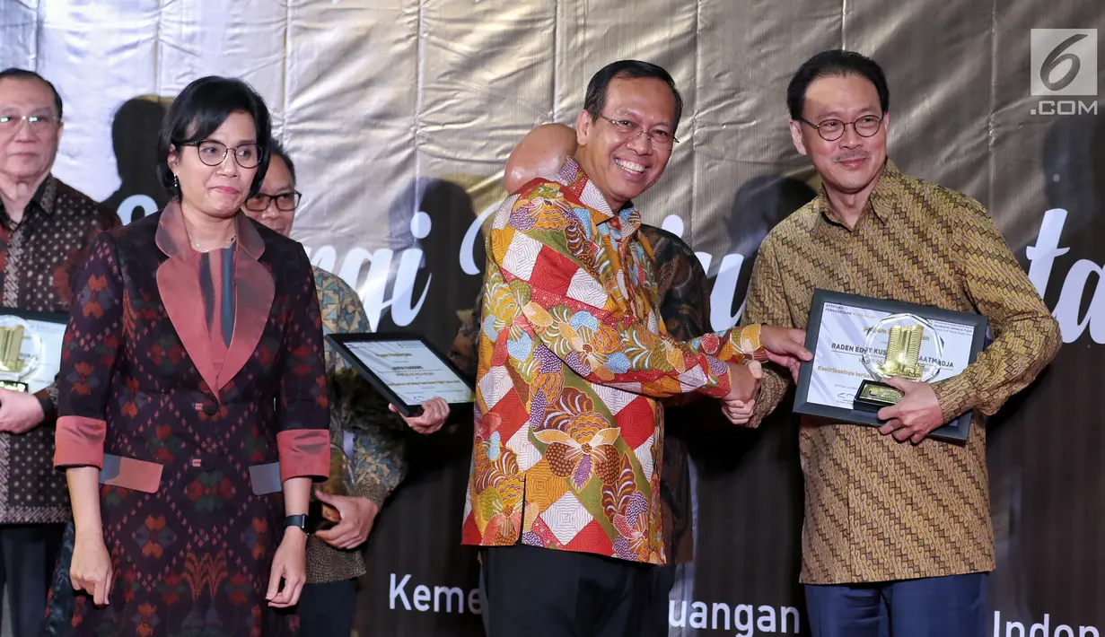 President Commissioner EMTEK Eddy Kusnadi Sariaatmadja (kanan) mendapatkan apresiasi dan penghargaan dari Kementerian Keuangan di Jakarta, Rabu (13/3). Eddy dianggap berkontribusi besar dan patuh terhadap peraturan perpajakan. (Liputan6.com/JohanTallo)