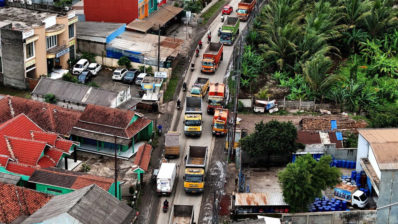 FOTO: Penampakan Antrean Truk Tambang di Parung Panjang