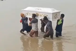 Warga di Kabupaten Kupang, NTT saat menggotong peti jenazah terjang sungai (Liputan6.com/Ola Keda)
