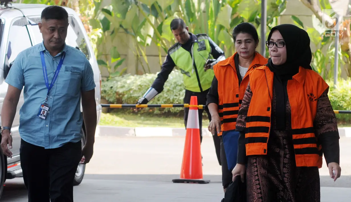 Tersangka anggota DPR Komisi VII Eni Saragih (depan) dan Hakim Adhoc Tipokor PN Medan Merry Purba (belakang) akan menjalani pemeriksaan di Gedung KPK, Jakarta, Rabu (5/9). Merry diperiksa perdana pascaditahan terkait dugaan suap. (Merdeka.com/Dwi Narwoko)
