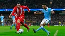 Gelandang Manchester City, Raheem Sterling berusaha mengumpan bola dari kejaran bek Sevilla, Adel Rami pada pertandingan liga Champions di Etihad Stadium, Kamis (22/10/2015). City menang atas Sevilla dengan skor 2-1. (Reuters/Tony O'Brien)