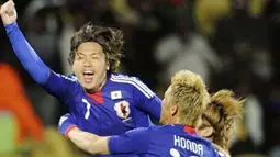 Selebrasi gol gelandang Jepang Yasuhito Endo (kiri) yang disambut rekannya Keisuke Honda dan Yasuhito Okubo di laga penyisihan Grup E lawan Denmark di Royal Bafokeng Stadium, Rustenburg, 24 Juni 2010. Jepang unggul 3-1. AFP PHOTO / STEPHANE DE SAKUTIN 