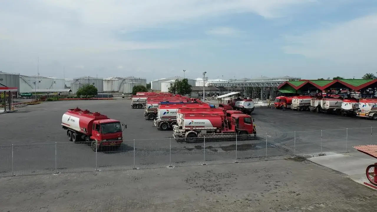 Pertamina memprediksi kebutuhan premium selama masa libur Natal dan Tahun Baru akan naik hingga tujuh persen di Sumbagut. (Liputan6.com/Reza Perdana)