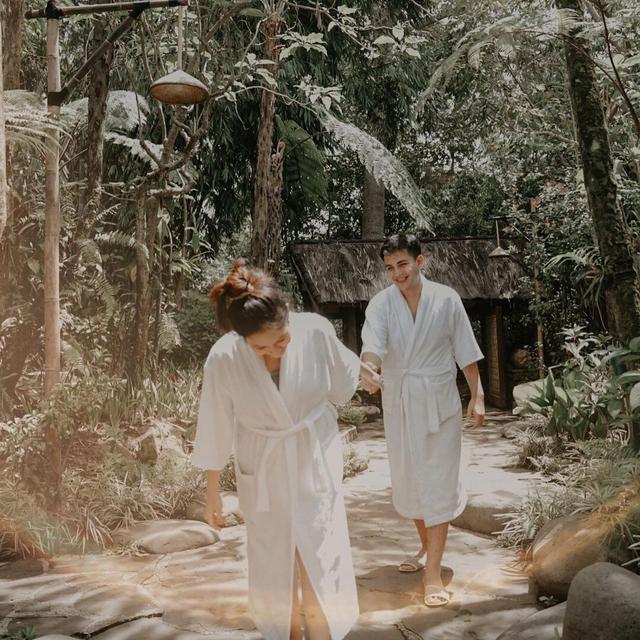 6 Potret Babymoon Adzana Bing Slamet di Dusun Bambu, Romantis Bareng Suami