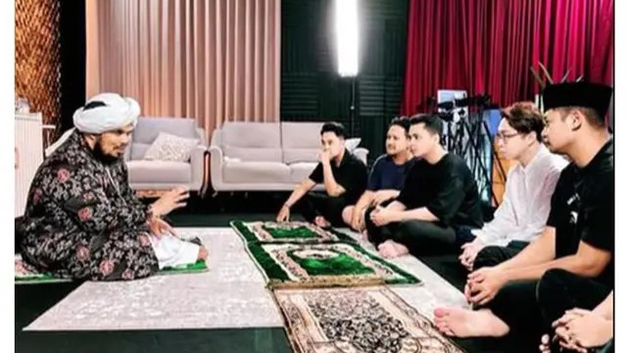 6 Potret Detik-detik Richard Lee Mualaf, Disaksikan Ustaz Derry dan Felix Siauw