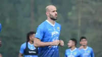 Gelandang anyar Persib Bandung Mohammed Rashid menjalani latihan pertamanya bersama Maung Bandung di Lapangan Inspire Arena, Kamis (1/7/2021). (Foto: MO Persib)